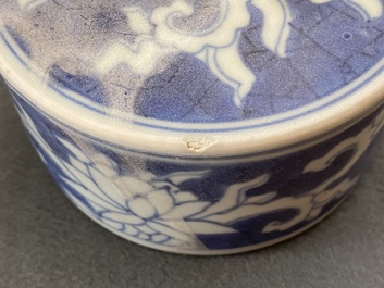 Un pot couvert en porcelaine de Chine en bleu et blanc &agrave; d&eacute;cor d'animaux mythiques, &eacute;pave du Hatcher cargo, &eacute;poque Transition